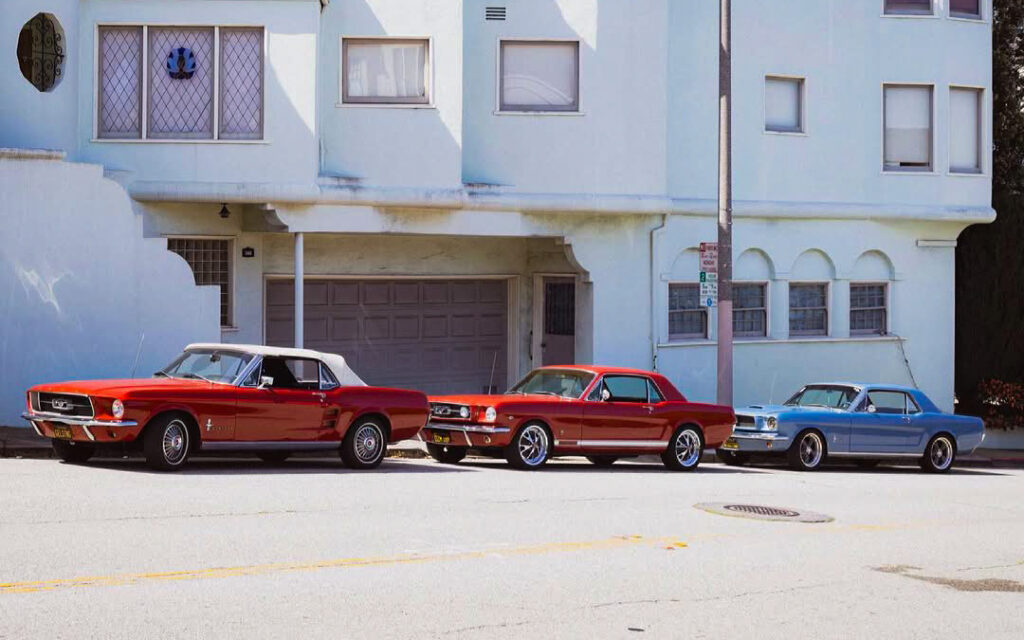 Mustang de Francesca et autres Mustang dans une rue de San Francisco
