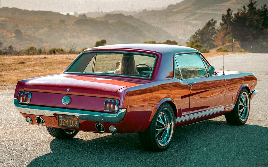 Vue arrière de la Mustang GT 1966 de Francesca au volant