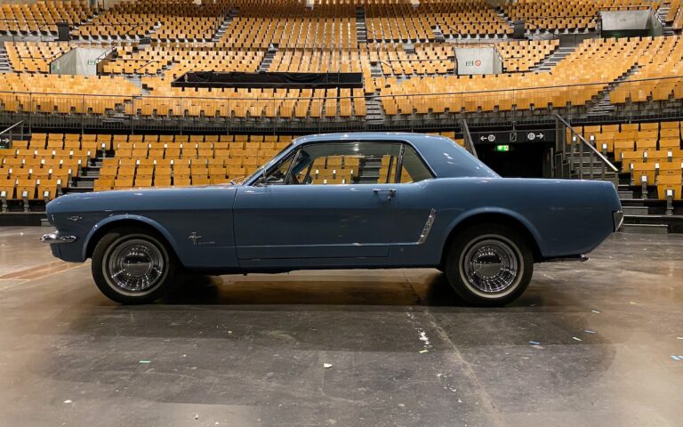 Un décor inhabituel : la Mustang de Stefan stationnée à l’intérieur du Zénith de Lille, où il travaille.