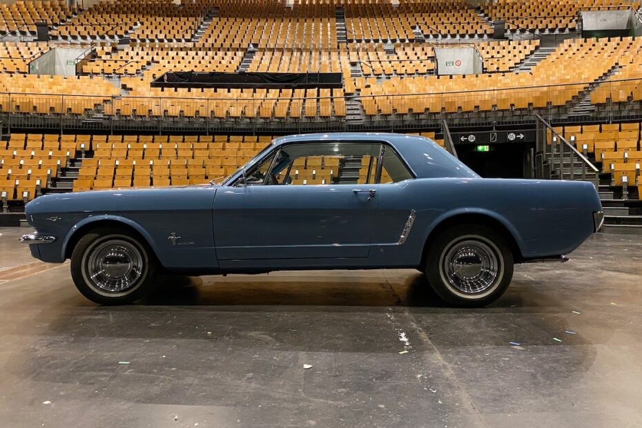 Un décor inhabituel : la Mustang de Stefan stationnée à l’intérieur du Zénith de Lille, où il travaille.
