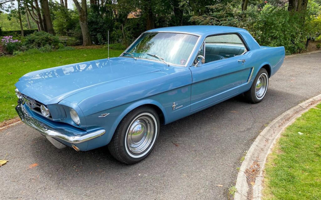 Retour aux origines : le coupé a retrouvé son Silver Blue d’origine après avoir connu une période en Dark Highland Green, inspiré par Bullitt.