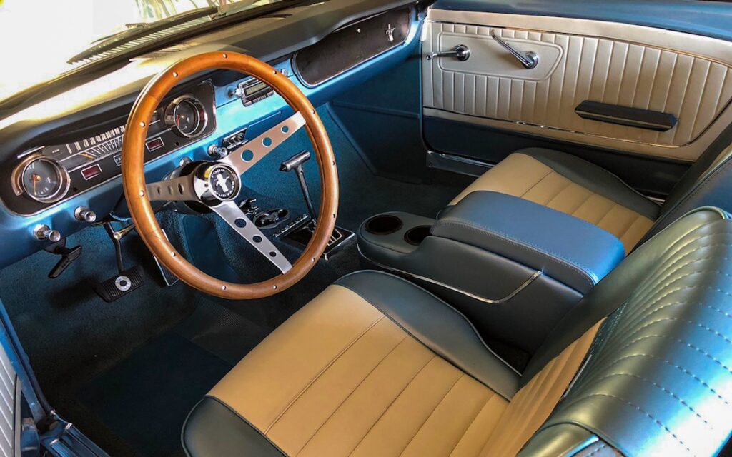 À bord du coupé 1965 : un intérieur de Mustang classique, simple, fonctionnel et désormais prêt à reprendre la route.