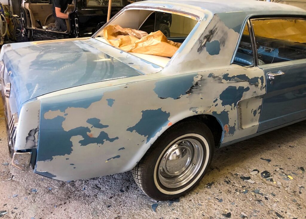 Le moment de vérité : la carrosserie entièrement décapée jusqu’à la tôle avant les travaux de carrosserie et la nouvelle peinture