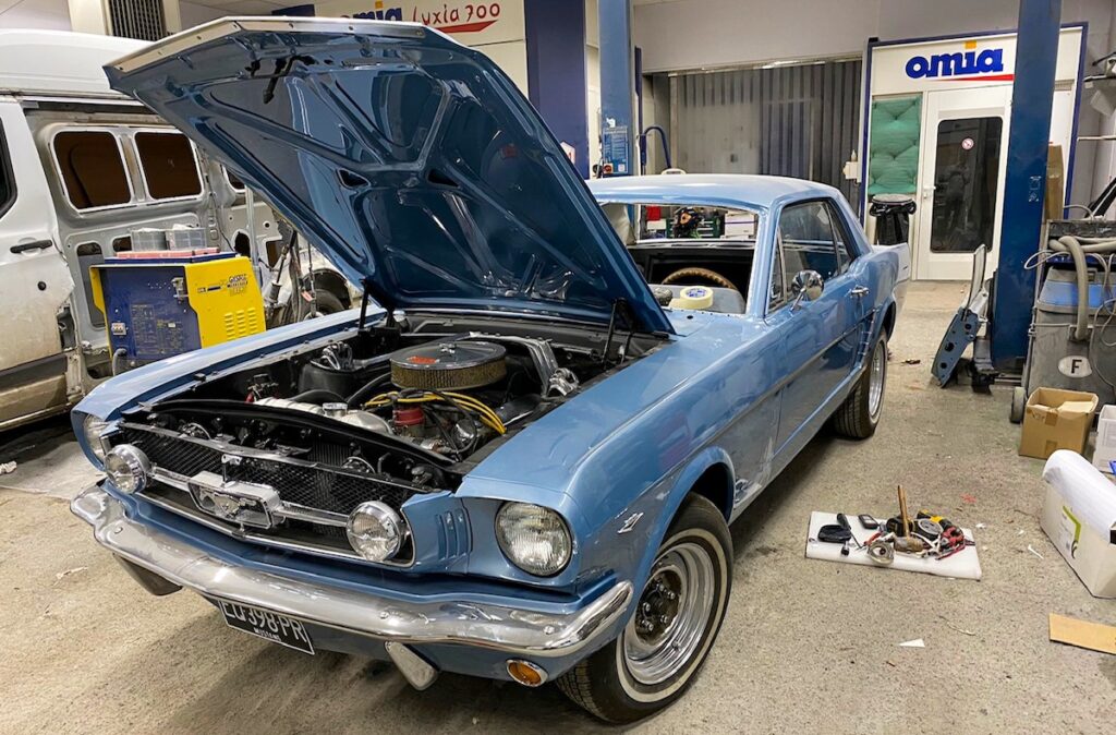 Un véritable visage de Mustang 1965 : une nouvelle calandre et des fog lights redonnent au coupé son identité d’origine.