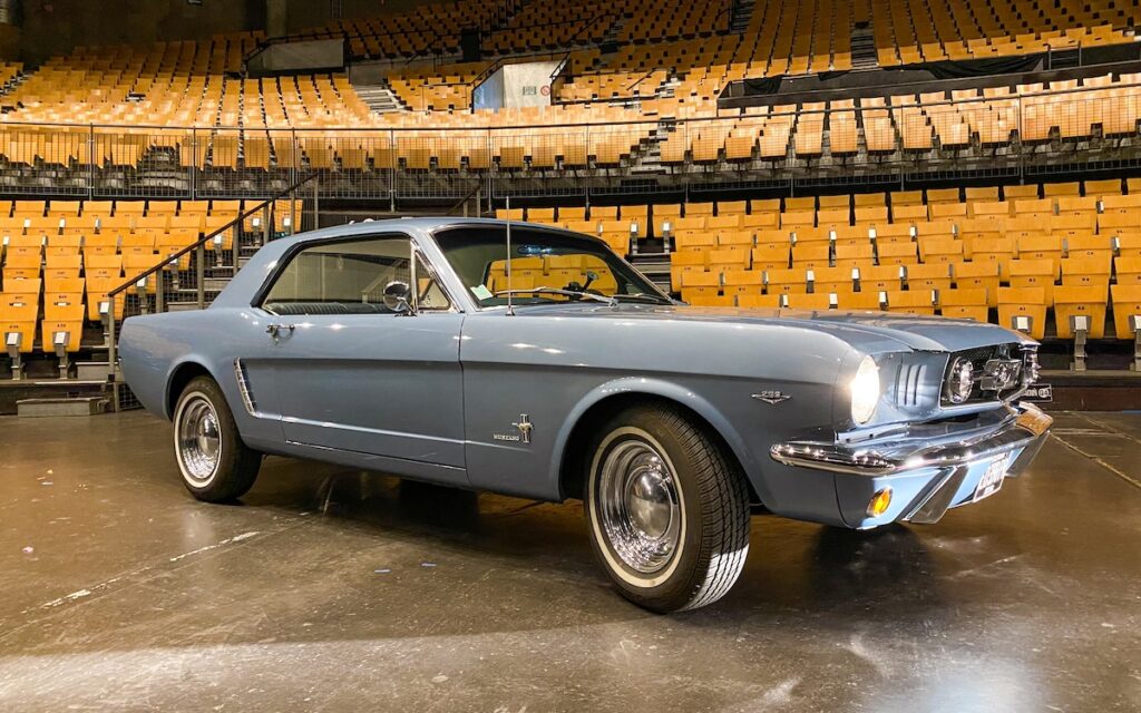 Un décor inhabituel : la Mustang de Stefan stationnée à l’intérieur du Zénith de Lille, où il travaille.