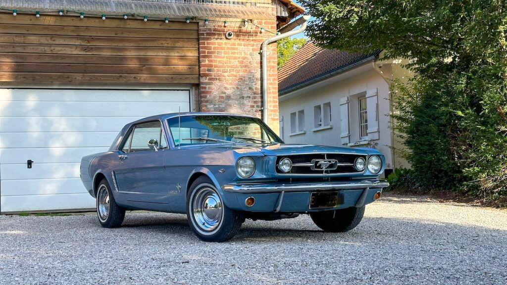 Enfin terminée : la Mustang a retrouvé la route, restaurée, fiable et prête à être utilisée pendant encore de nombreuses années.