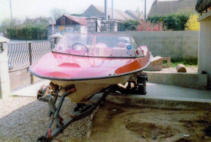 Bien avant la Mustang, José construisait déjà ses propres machines. Ce bateau artisanal des années 1970 témoigne d'une passion de toujours pour la mécanique et le travail manuel.