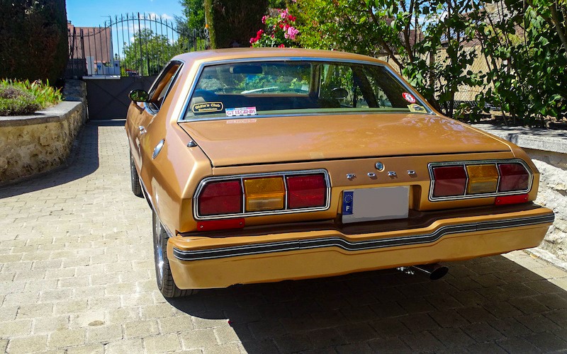 Vue arrière de la Mustang II 1978 entièrement restaurée de José, arborant les feux arrière caractéristiques des Mustang de la fin des années 1970.