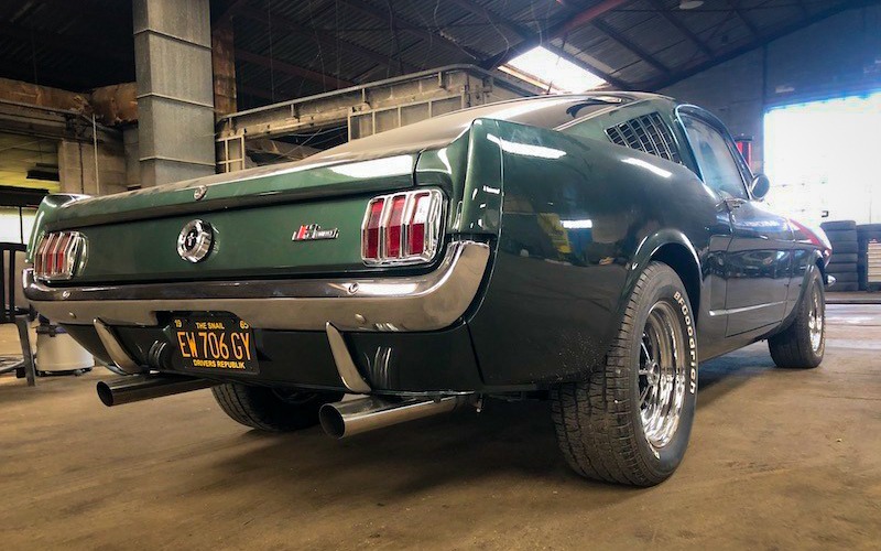 La Mustang Fastback 1965 de Rudy, entièrement restaurée et prête à prendre la route, vue de l'arrière après plus d'un an de travail acharné.