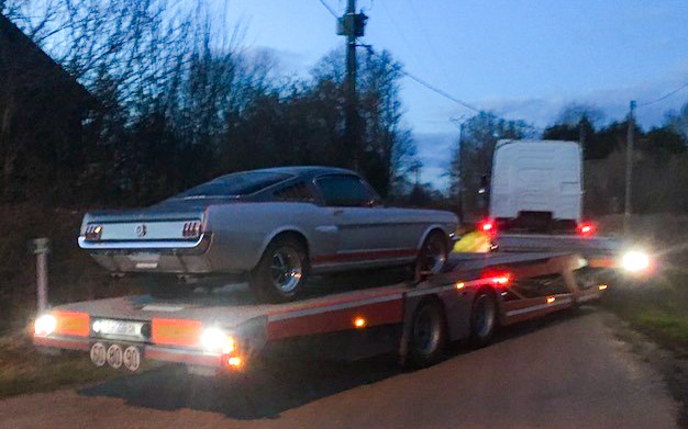La première photo prise en France : la fastback de Rudy, toujours dans sa configuration typée « drag », posée sur un plateau juste après son arrivée des États-Unis.