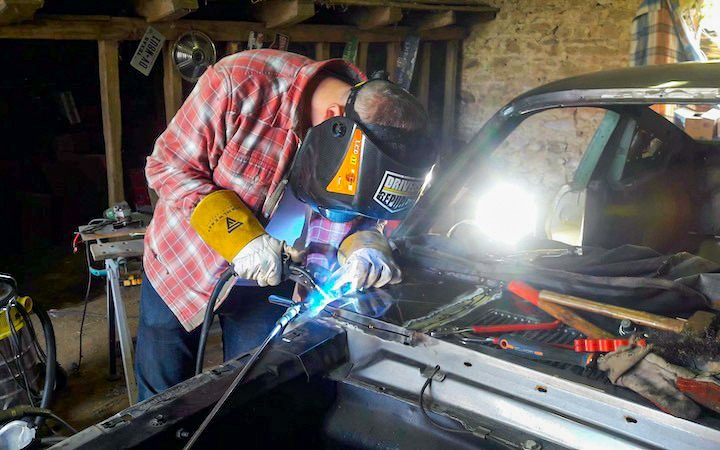 Rudy en plein travail sur son fastback. Avant ce projet, il ne savait pas souder.