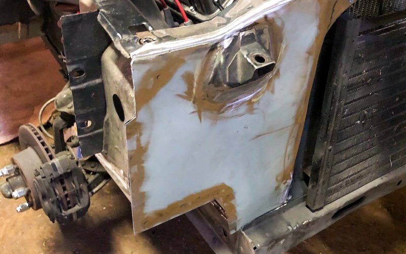 Rudy soude la partie avant de sa Mustang fastback de 1965 lors de sa restauration.