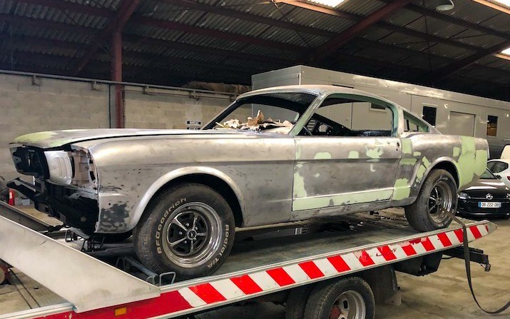 Mustang Fastback de 1965 entièrement mise à nu jusqu'au métal avant les travaux de carrosserie.