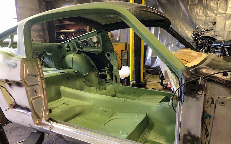 Intérieur d'une Mustang Fastback de 1965 lors de l'application de l'apprêt et de la peinture.