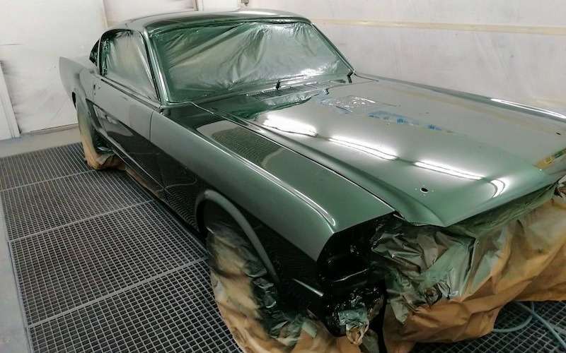 Vue de face d'une Mustang Fastback de 1965 peinte en Ivy Green.