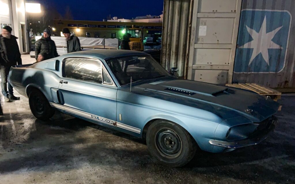 Vue pour la première fois sur le sol suédois, cette Shelby GT500 de 1967 porte les marques d'une longue et bien réelle existence.