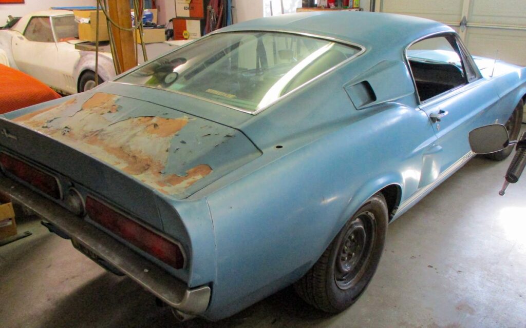 À l’intérieur du garage de David, les feux arrière emblématiques de la Shelby nous rappellent que cette GT500 a toujours été conçue pour se démarquer.