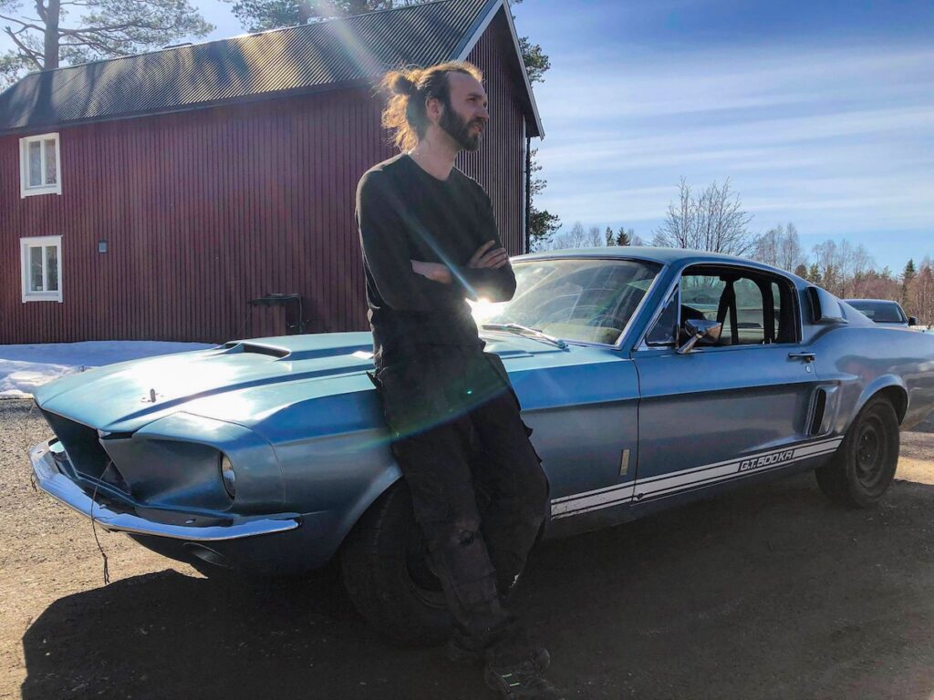 Lorsque les températures le permettent, David peut enfin profiter de sa Shelby GT500 sur la route — exactement comme elle a été conçue pour l'être.