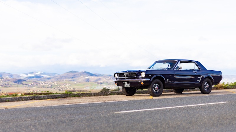 Ma Mustang 66 "nightmist blue", dans le Beaujolais l'hiver dernier.