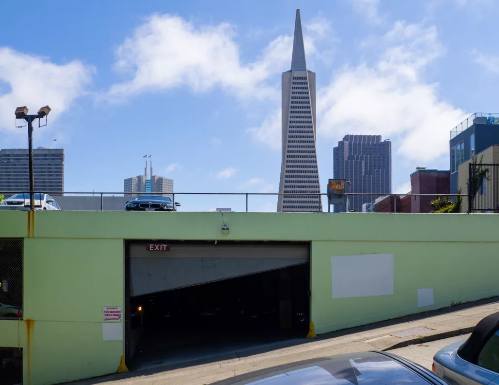 Photo de la Transamerica Pyramid depuis l'une des rues escarpées de San Francisco