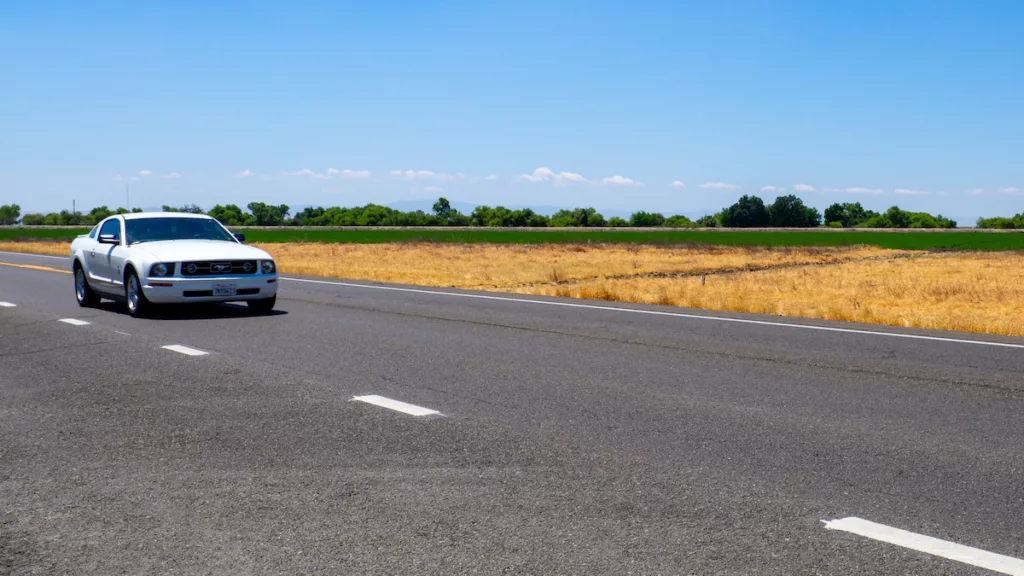 Une Ford Mustang de cinquième génération sur les routes californiennes !