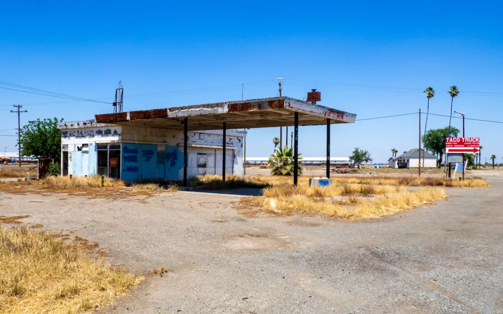 Une vieille station essence abandonnée. 