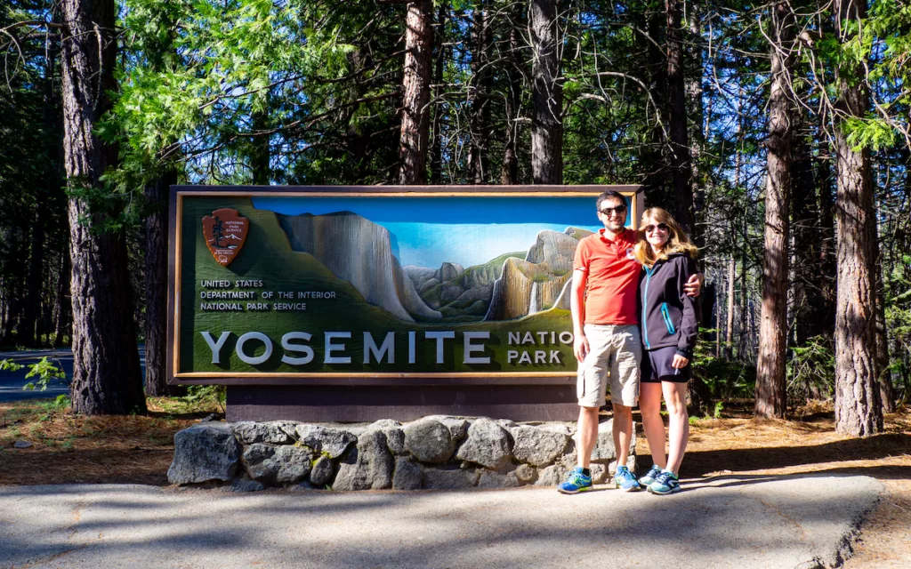 Sarah et moi devant le panneau du parc national de Yosemite.