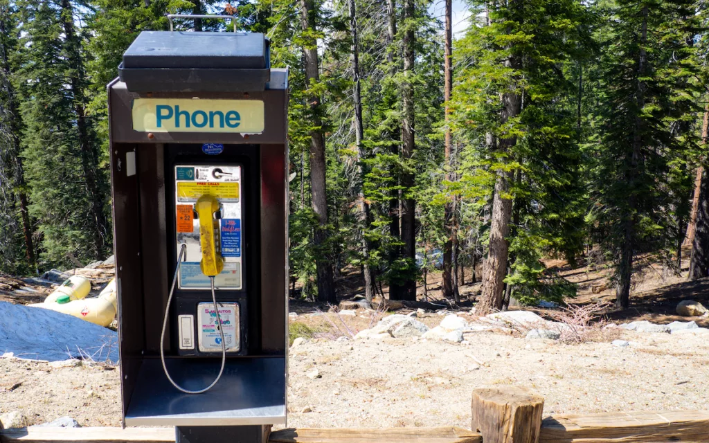 Un téléphone "old school" dans le parc national de Yosemite.