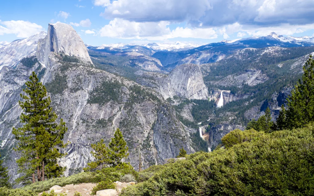 Sur cette photo, nous voyons bien les différentes cascades du parc national de Yosemite.