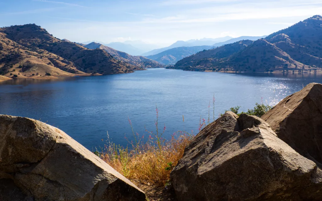 A photo stop at Lake Kaweah is a must!