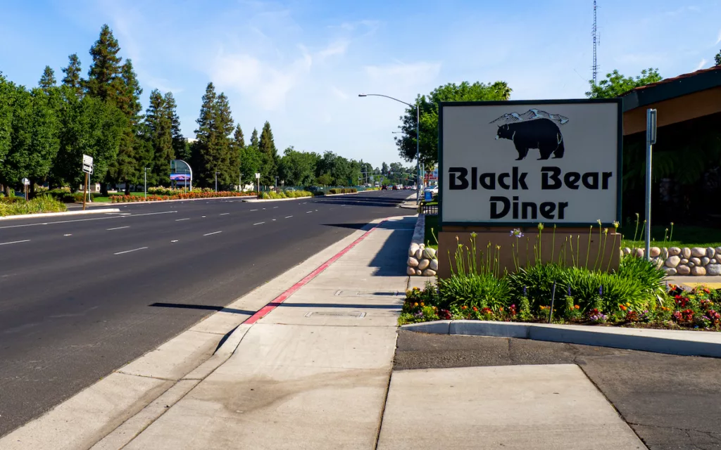 Le Black Bear Diner à Visalia n'est pas difficile à trouver, il est situé à côté de la route.