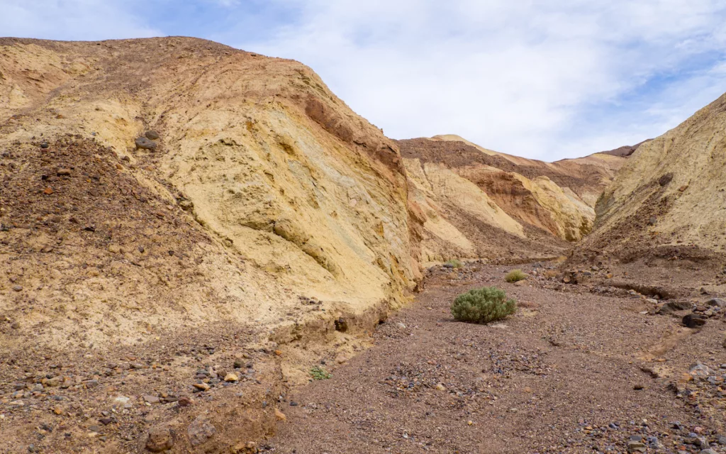 Le Golden Canyon trail est facile d'accès et pas trop long (5 kilomètres). Il permet surtout d'accéder à Red Cathedral.