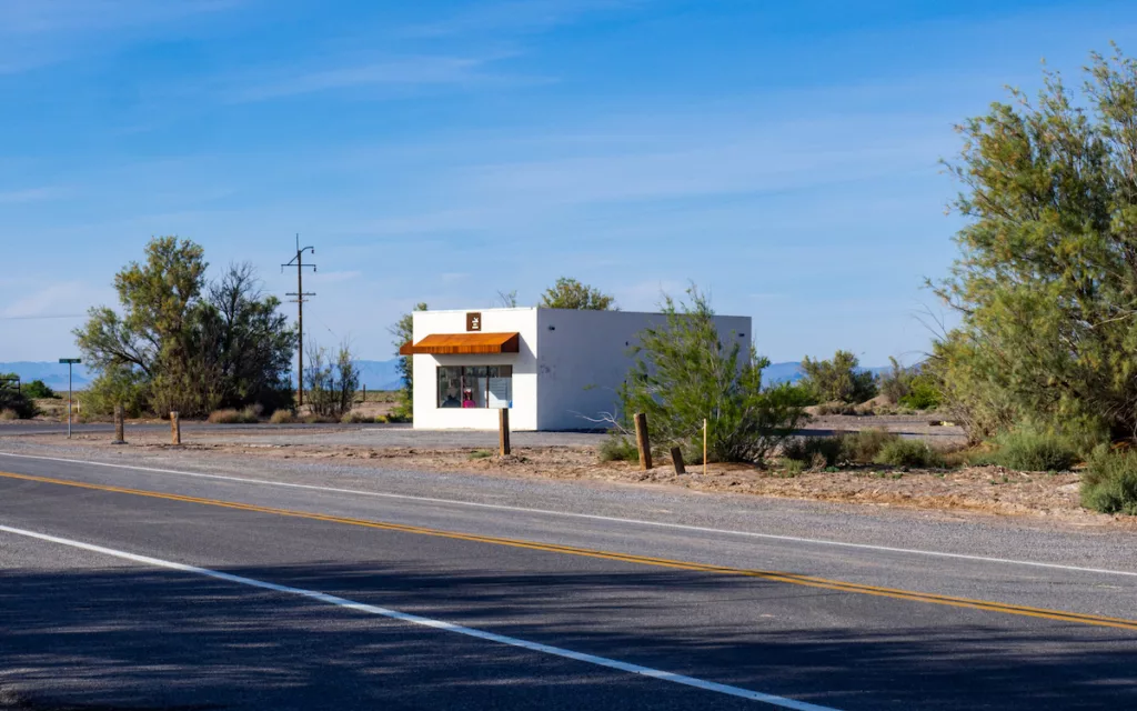 Un petit bâtiment, en phase de l'Amargosa Hotel, dans le style de Death Valley Junction.