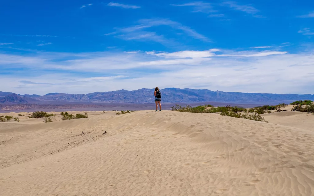 Sarah admire le paysages aux Mesquite Flat Sand Dunes.