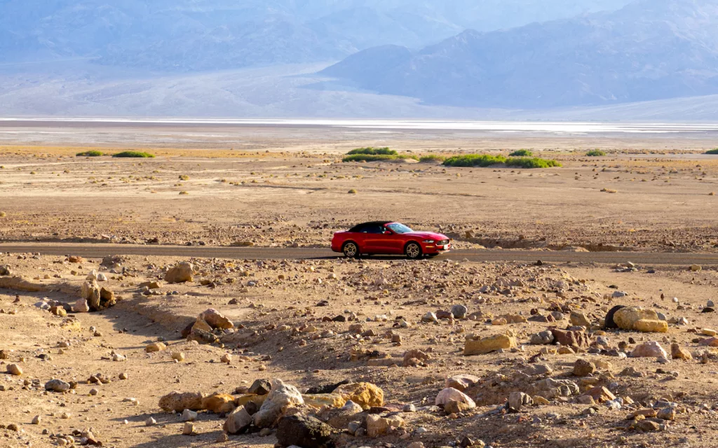 Une Ford Mustang dans le désert californien.