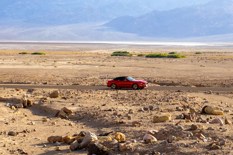 Une Ford Mustang dans le désert californien.