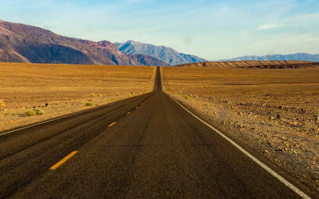 Le parc national de la Vallée de la Mort, c'est aussi les grandes routes américaines telles qu'on se les imagine.