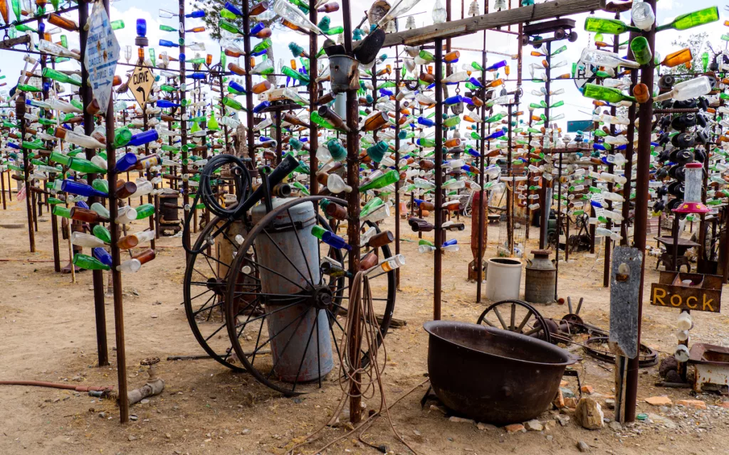 Ce n'était pas prévu, mais lorsque nous croisons la route du Elmer’s Bottle Tree Ranch, nous devons nous arrêter pour découvrir cet endroit merveilleux !