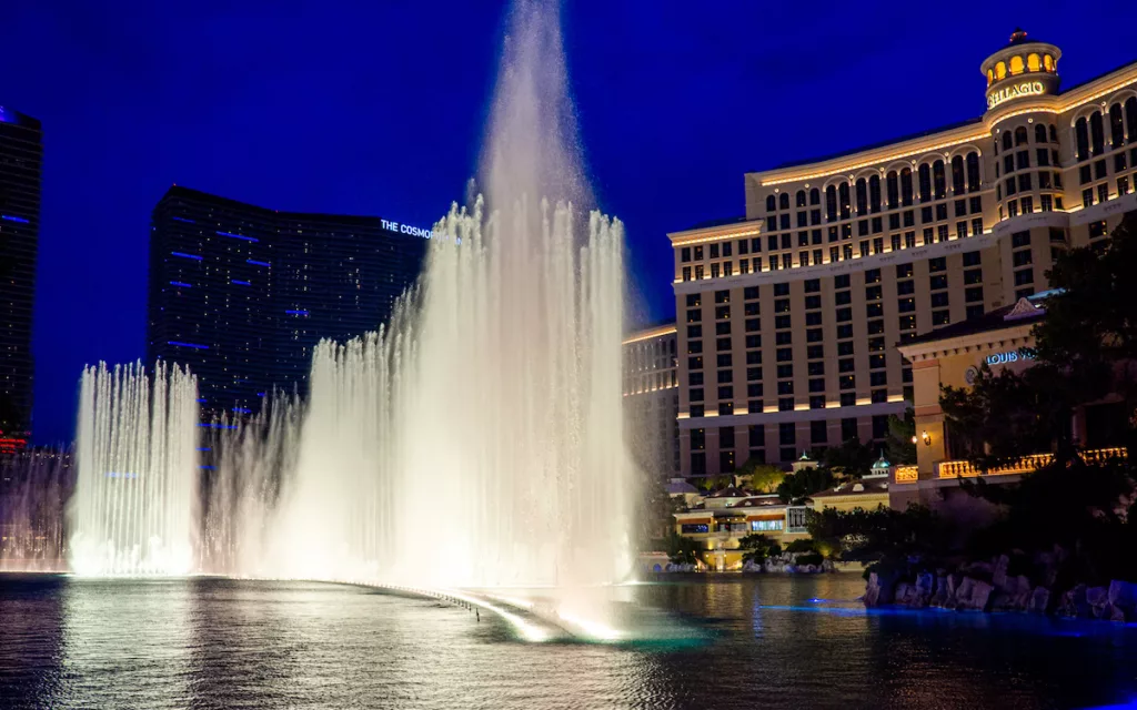 Des animations d’une dizaine de minutes se succèdent dans l’immense bassin devant le Bellagio, mêlant musique, lumières et projections d’eau.