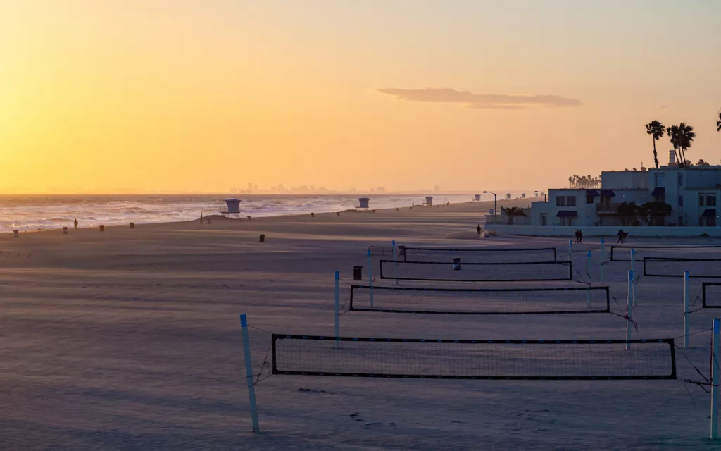 Coucher de soleil sur la plage, à Huntington Beach.