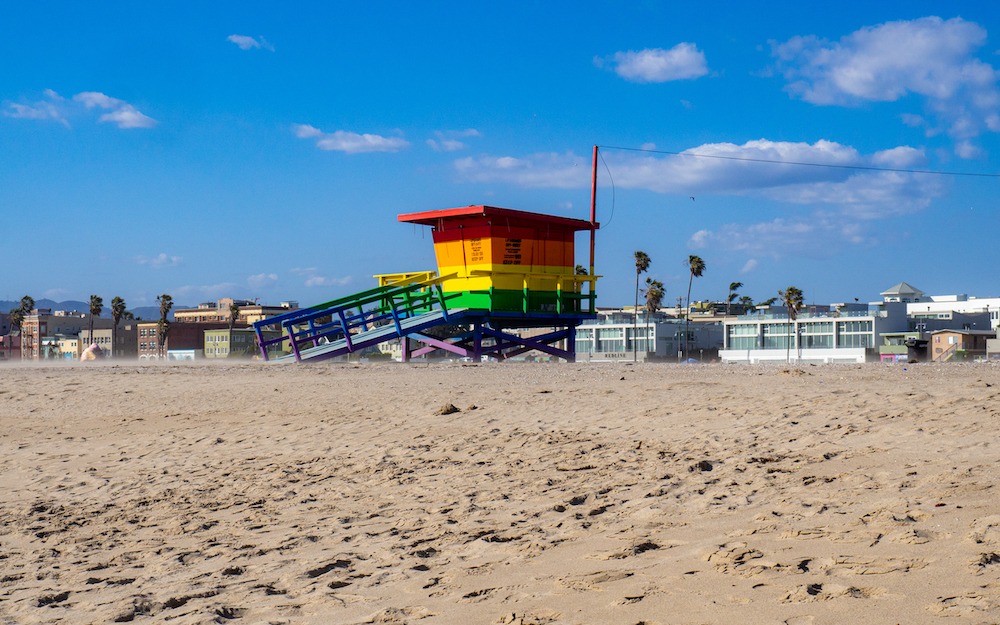 Une tour de secours sur une plage de Los Angeles.