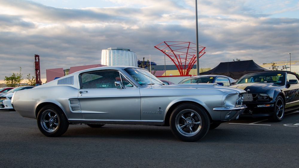 Un fastback parmi les 1400 Mustang de l'évènement...