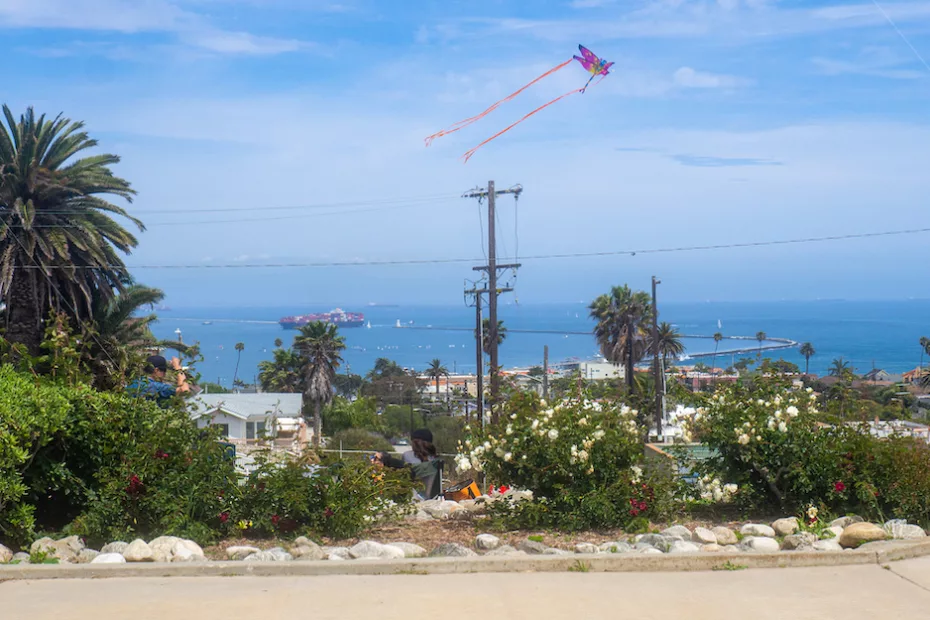 Un cert-volant flotte au dessus de San Pedro.