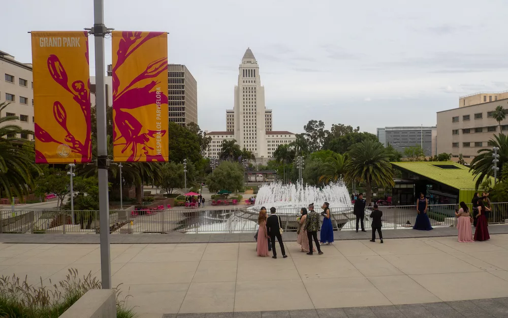 Des finissants au Gloria Molina Grand Park, devant le Los Angeles City Hall.