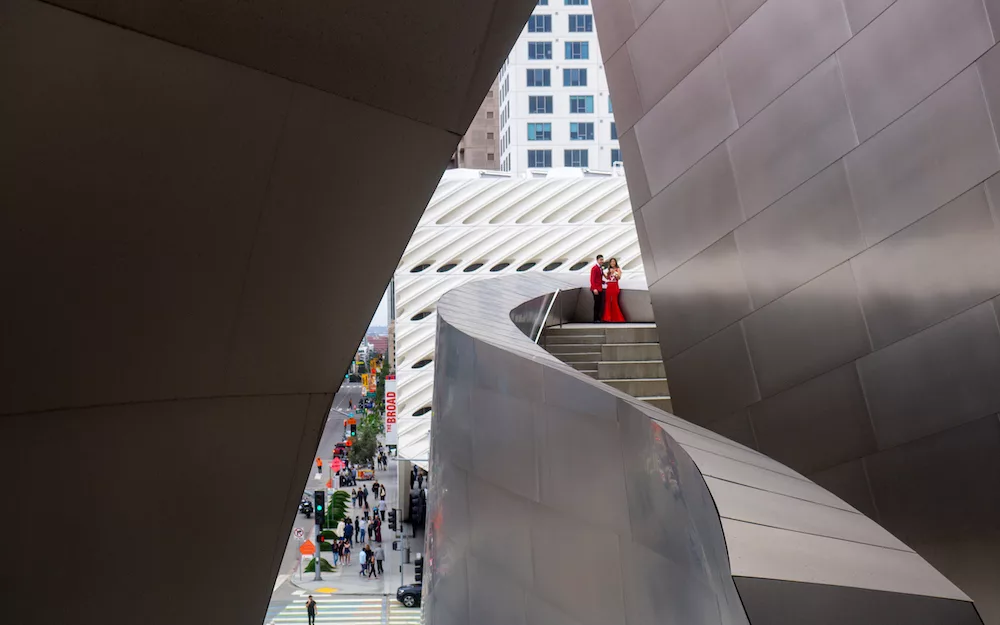 Des finissants se prennent en photo au Walt Disney Concert Hall.