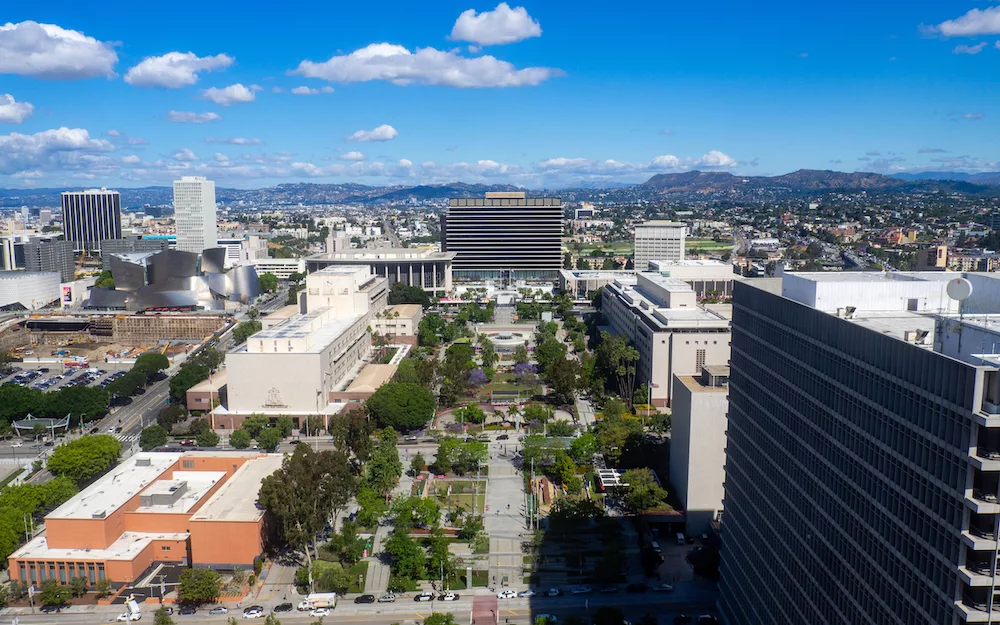 En face de nous, c'est le bâtiment du service de l'eau et de l'énergie de la ville de Los Angeles.