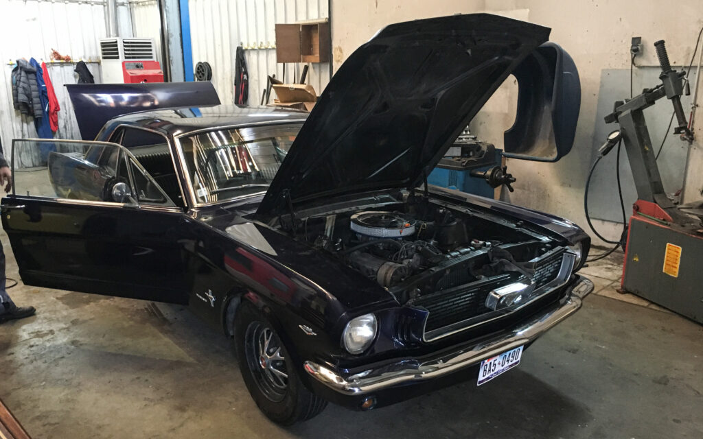 Ma Mustang est prête pour un petit entretien dans l'atelier de Scal.