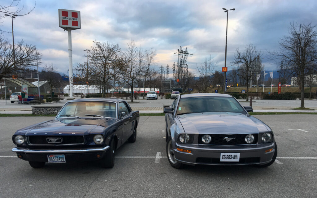40 ans séparent la Mustang GT d'Aymeric et mon coupé 66.