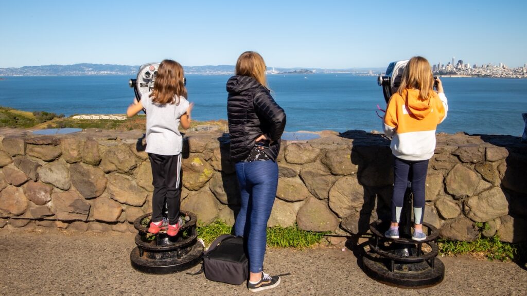 Les filles admirent la vue sur San Francisco depuis l'autre extrémité du Golden Gate Bridge.