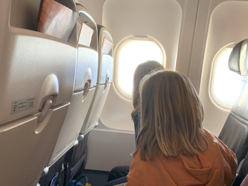 Léna et Zoé regardent par le hublot.